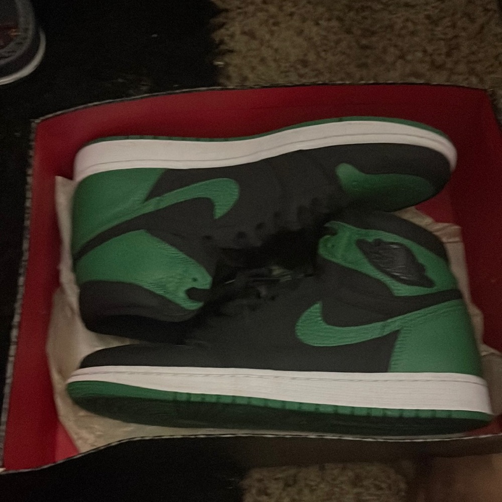 Selling a pair of pine green Jordan 1s men 9.5